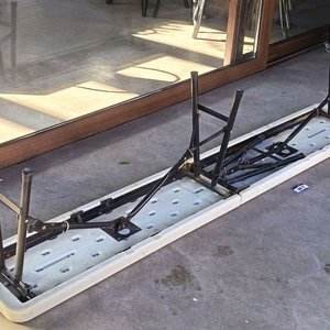 Banco Plegable Tipo Valija - Estructura de Alta Resistencia Banco corrido multiuso plegable a la mitad. Cuenta con una superficie de polietileno de alta densidad (HDPE) resistente a la intemperie y protección UV, ideal tanto para interiores como para exteriores. Medidas aproximadas: 183 cm de largo × 29,50 cm de ancho × 43,50 cm de alto - imagen 2