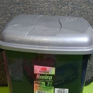Lote de Accesorios de Baño y Hogar: Cepillos, Tacho con Tapa y Manoplas - imagen 2