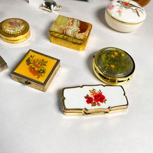 Lote de 12 Piezas: Pastilleros, Estuche Pierre Cardin y Tarjeteros Vintage con Diseño de Tortugas - imagen 2