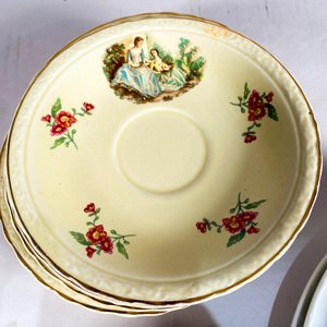 Lote de Platos y Tazas de Porcelana con Diseños Florales y Escenas Clásicas - imagen 4