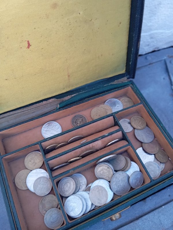 Cofrecito con monedas varias - Colección de monedas en caja - imagen 4