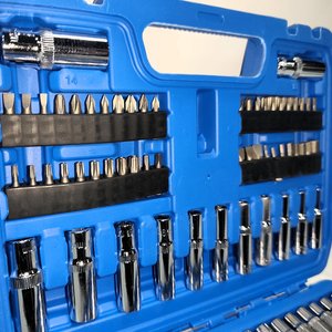Juego de 82 Piezas de Dados y Llave Cricket en Valija Azul - imagen 6