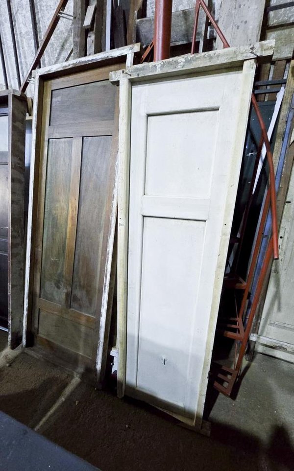 Frentes de Placard de Madera y Hierro: Uno Oscuro y Otro Blanco - imagen 1