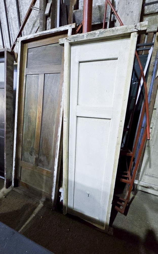 Frentes de Placard de Madera y Hierro: Uno Oscuro y Otro Blanco