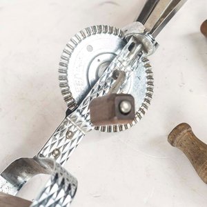 Batidor Manual Metálico con Mango de Madera y 3 Sacacorchos Antiguos - imagen 2