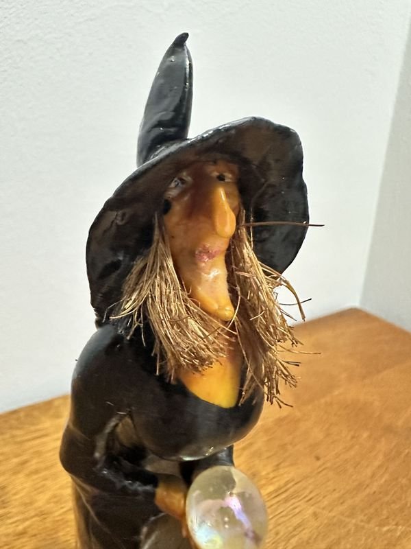 Estatuilla Resina Hechisera Agatha - Figurita de Bruja con Báculo - imagen 2