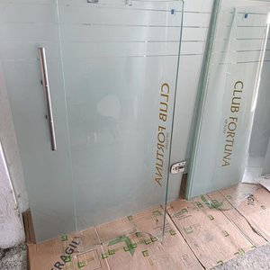 Paneles de Vidrio Templado Curvado con Ploteo "Club Fortuna" - imagen 2