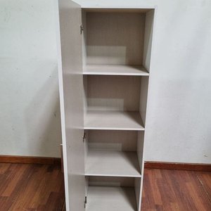 L 977 - Practico mueble aereo auxiliar de una puerta en melaminico blanco y estantes interiores (Medidas 41x32x142cm) - imagen 2