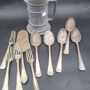 Jarra Antigua con Cubiertos de Metal Plateado - imagen 3