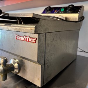 Lote #029 – Fritador eléctrico Flamemax, de mesa,  de un servicio, con estructura de acero inoxidable y canasto - imagen 3