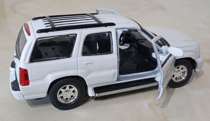 Camioneta a escala CADILLAC ESCALADE en blanco con apertura de puertas - imagen 5