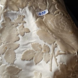 Lote de Telas Finas Blancas y Crema con Diseños Florales - imagen 2