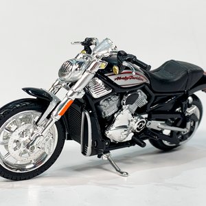 Maquetas Maisto: 3 Motos Harley Davidson (XLH Sportster, FXSTB, VRSCR) - imagen 3