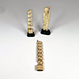 Lote anterior: Tres Figuras de Marfil: Anciano y Torres de Elefantes