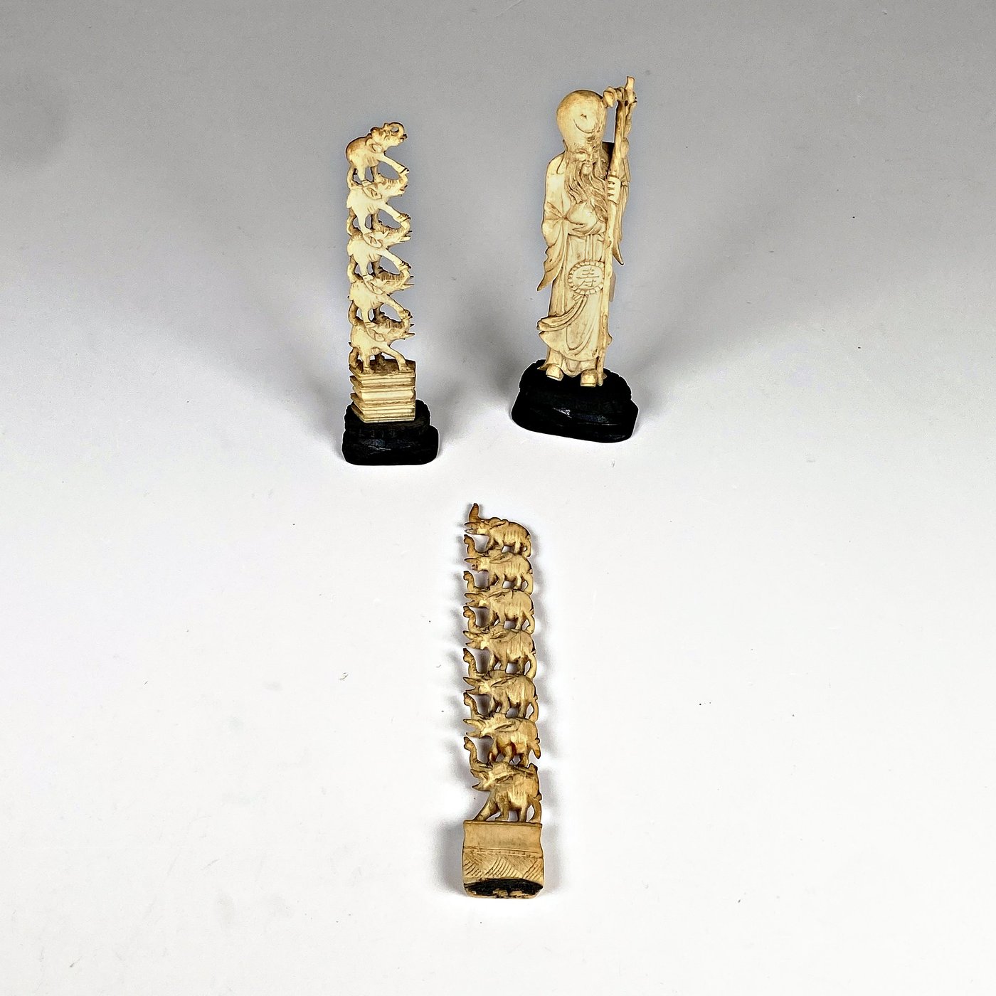 Tres Figuras de Marfil: Anciano y Torres de Elefantes