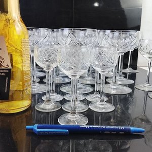 L 094 - Conjunto de copas de licor y de vino de vidrio tallado con diferentes motivos, ideales para vestir una mesa importante (Buen Estado) - imagen 8