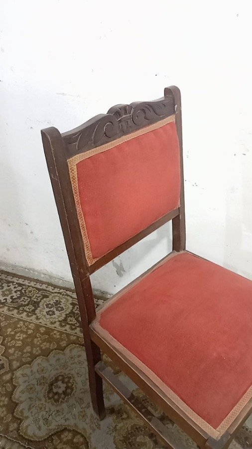 Silla de roble antigua con tapicería roja, estilo español - imagen 4