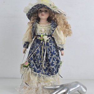 Lote siguiente: Muñeca de Porcelana Estilo Victoriano Coleccionable