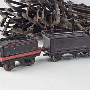 Tren de Juguete Antiguo con Vagones y Rieles Alemanes - imagen 6