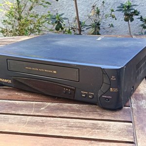 Equipos y accesorios audiovisuales: dos videograbadores sin controles Remotos y calbes Panasonic y Panavox / Dcodificador Digital con Transformador / Base de Televisor Nueva / Sin Probar - imagen 2