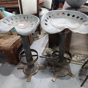 Lote siguiente: Asientos de Bar Estilo Tractor con Base de Diferencial