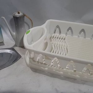 Lote siguiente: Jarra de Porcelana Bavaria, Escurridor de Vajilla, Cuchillo Eléctrico y Bandeja de Acero Inoxidable