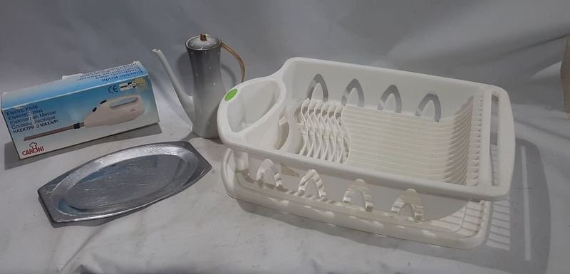 Jarra de Porcelana Bavaria, Escurridor de Vajilla, Cuchillo Eléctrico y Bandeja de Acero Inoxidable