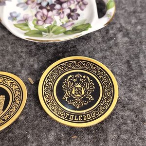 Set de 7 platillos decorativos de bronce y porcelana - imagen 3