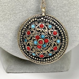 Cadena con Colgante Circular Metálico con Coral y Turquesas - imagen 4