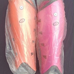 Lote anterior: Canilleras de Hockey Naranja y Rosa Talle M