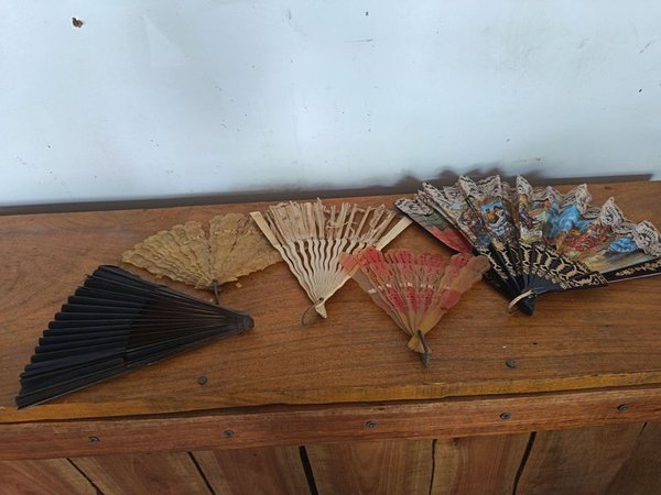 Lote de Abanicos Antiguos Decorados y de Encaje - imagen 1