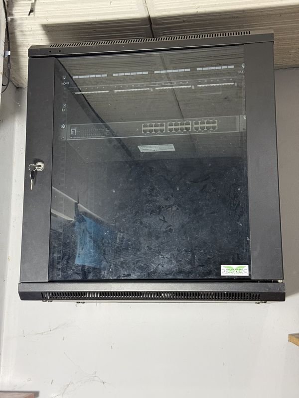 Gabinete de Red Destec con Patch Panel y Switch de 24 Puertos - imagen 1