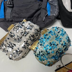 Dos Mochilas y Cinco Carteras Variadas - imagen 4