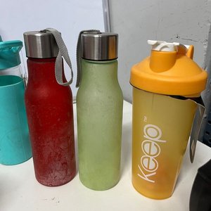 Lote Variado: Reloj Sol Dorado, Cajas Organizadoras Rosadas, Botellas, Velas y Más - imagen 9