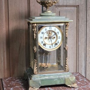 Lote anterior: Reloj de Sobremesa de Bronce, Ónix y Cristales Biselados con Péndulo de Mercurio