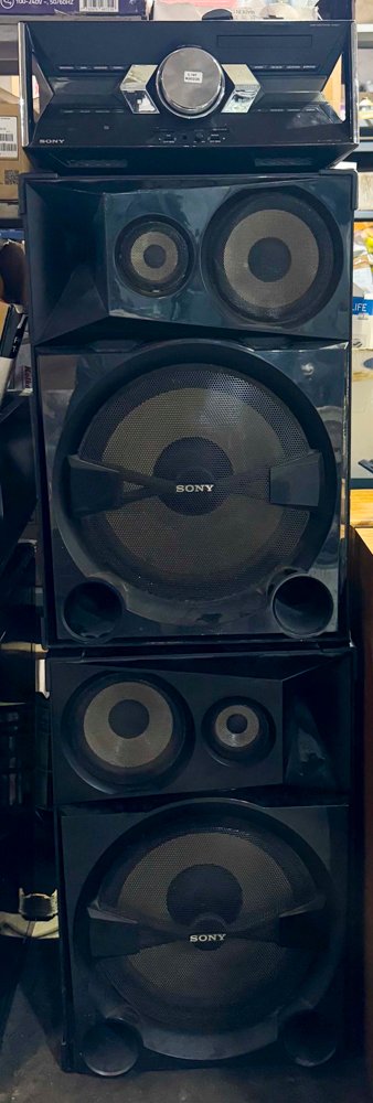 Lote siguiente: Equipo de música Sony con control