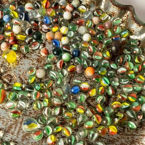 Lote de bolitas de vidrio de la década del 80´(En este lote solo se rematan las bolitas, la bandeja NO va) - imagen 2