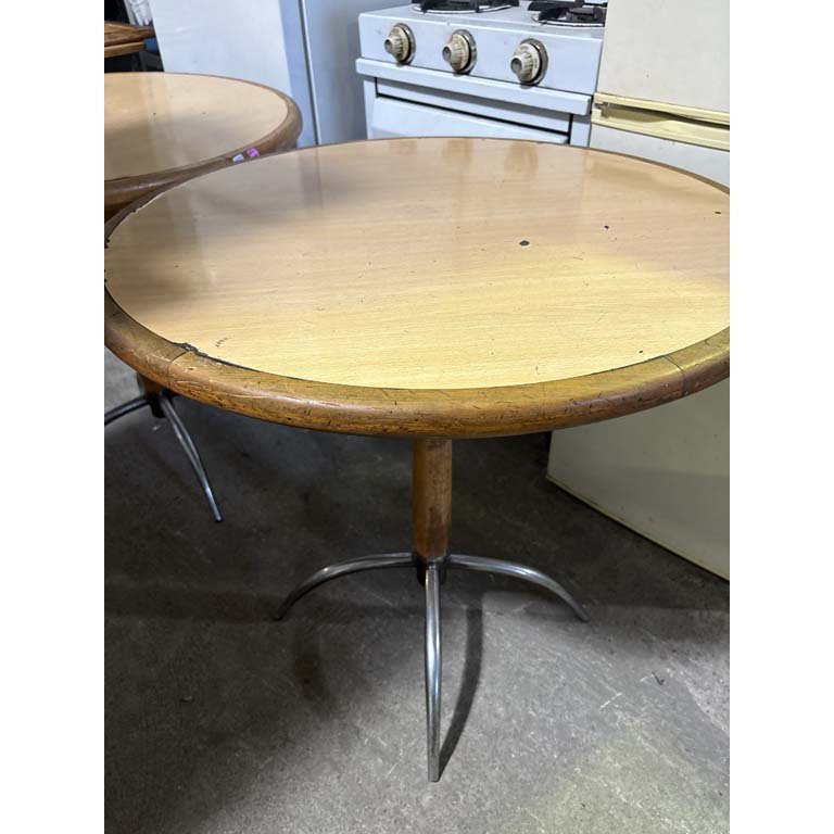 Mesa bar redonda de madera con patas de hierro y cascaduras en la tapa - imagen 2