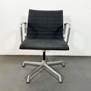 Sillón Giratorio Metálico Tapizado Gris Estilo Herman Miller - imagen 1
