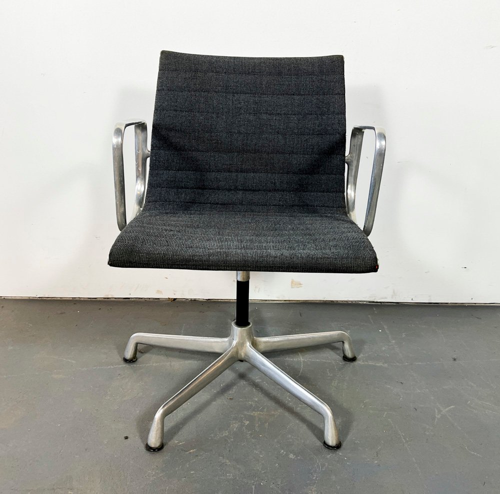 Sillón Giratorio Metálico Tapizado Gris Estilo Herman Miller