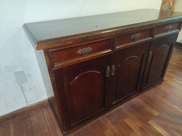 Aparador en cedro, 3 puertas 3 cajones, mide 43prof x 1.20x 78