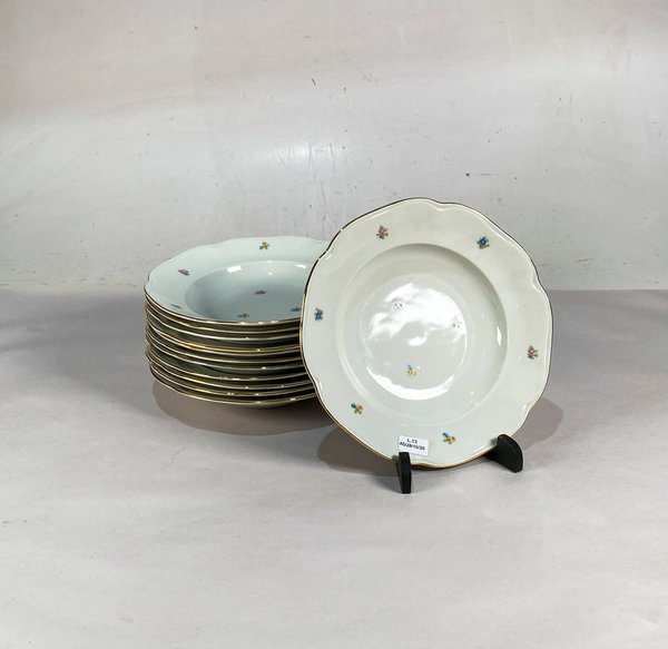 Doce Platos Hondos de Loza "Made in Czechoslovakia" con Decoración Floral y Borde Dorado - imagen 1