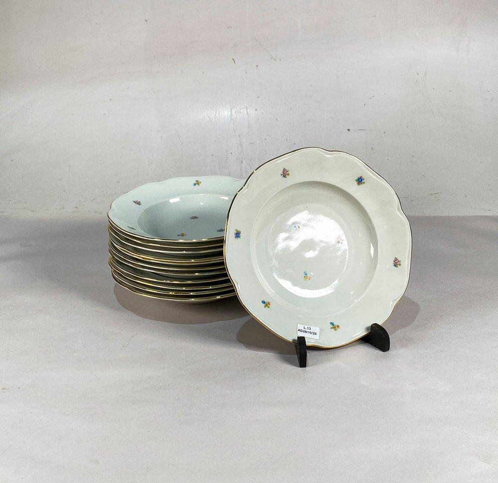 Doce Platos Hondos de Loza "Made in Czechoslovakia" con Decoración Floral y Borde Dorado