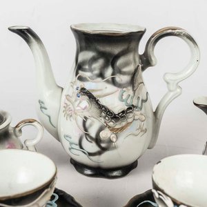 14 Piezas de café, en porcelana Japonesa, motivo en relieve "dragón". Cafetera sin tapa, desgaste en los bordes y detalles en la pintura. Medidas: taza: 6.5 x 5 cm - imagen 2