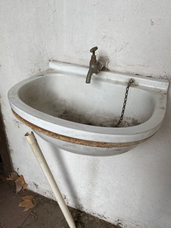 Pileta de Lavar Loza Blanca Antigua con Grifo