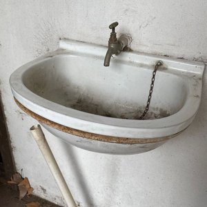 Lote siguiente: Pileta de Lavar Loza Blanca Antigua con Grifo