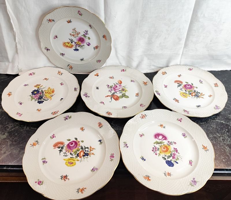 Lote anterior: Platos de porcelana HEREND #527 húngaros floreados en excelente estado