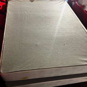 Lote anterior: Box de Sommier Simmons 198x150 cm