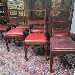 Lote siguiente: Juego de 8 Sillas de Roble con Asientos de Cuerina Roja