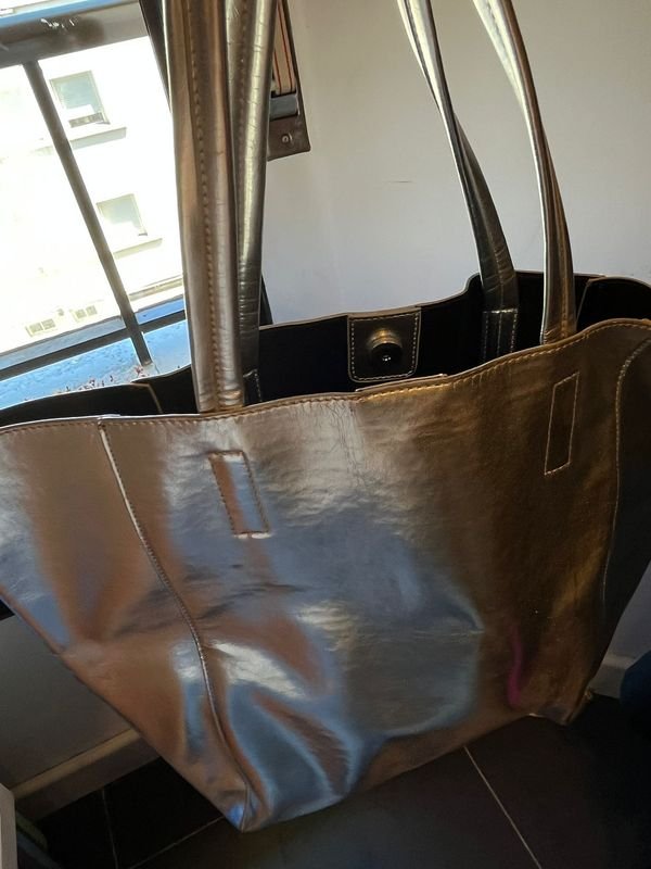 Cartera grande de cuero con acabado plateado - imagen 1